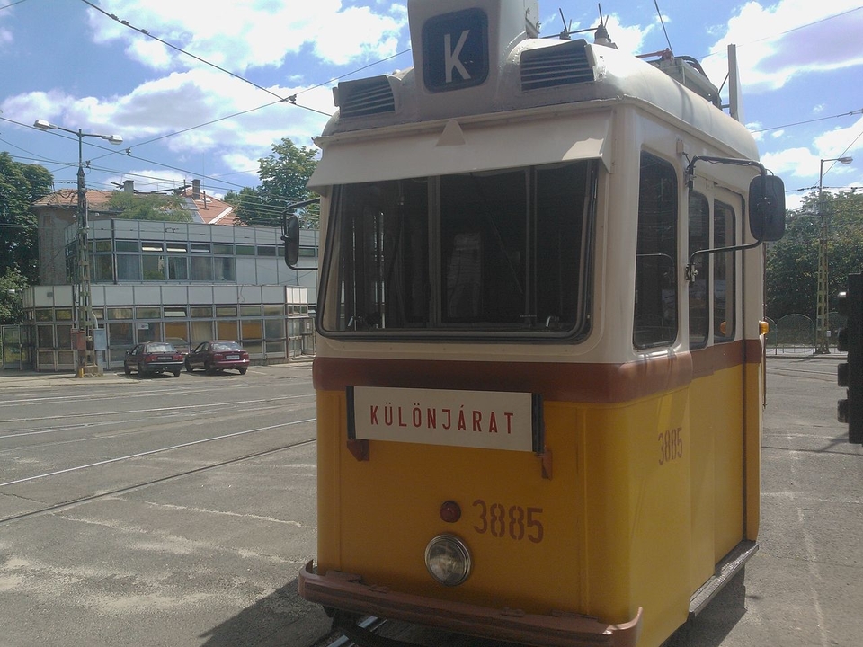 1280px-UV_class_heritage_tram_3885_at_Szépilona,_Budapest,_2013.jpg