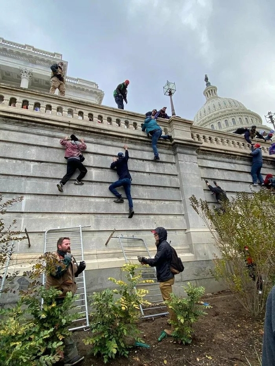 Trump-supporters-storm-Capitol-Hill-episode-12021-of-the-best-Netflix-show-there-is-Earth.jpg