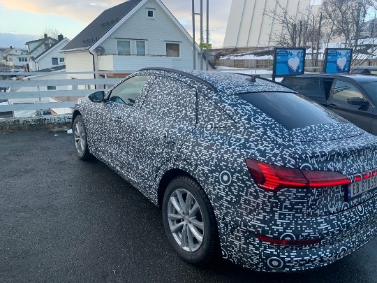 1068839356_AudiE-tronsportback50.jpg.667f121001f8bdabf5cf5949f5f5c90a.jpg