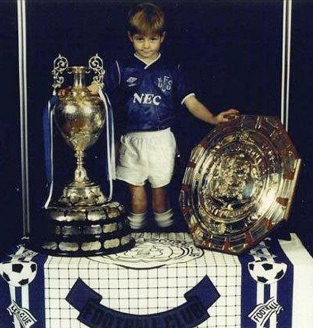 1_Steven-Gerrard-as-a-young-boy-wearing-an-Everton-kit.jpg.cae55d0781e037825b52d8a065473bfc.jpg