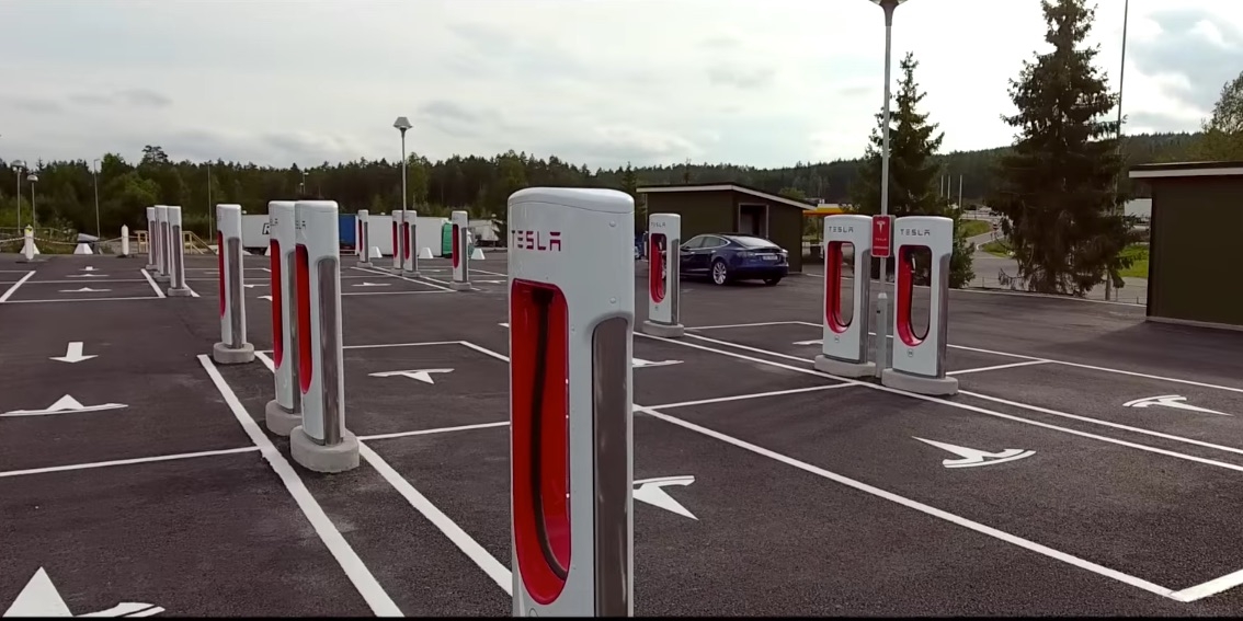 Tesla-Supercharger-Nebbenes-Norway.jpeg.91741e6687c8b600a4a2b2b7b7fd972c.jpeg