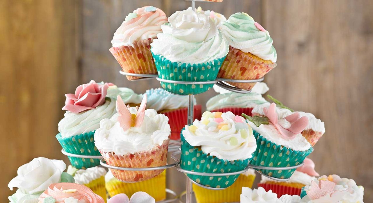 Muffins-med-ulik-pynt-på-cupcakes-stativ-.jpg