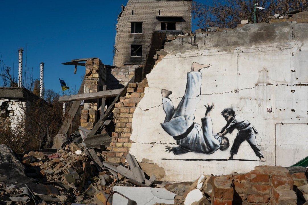 Banksy_Child-throwing-adult-judoka.thumb.jpg.978dba29d19d55c67afc6557dcf373fc.jpg