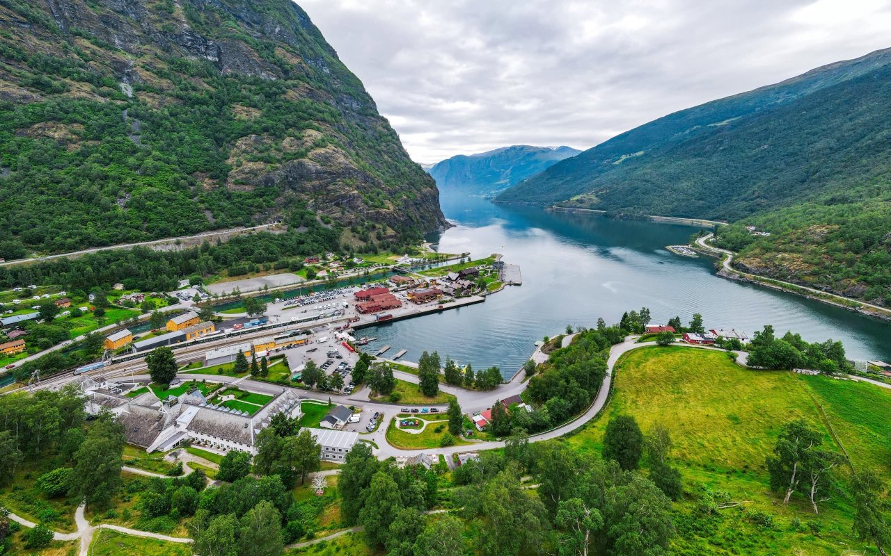 Flam-Aurlandsfjord-Flåmsbana-2.jpg