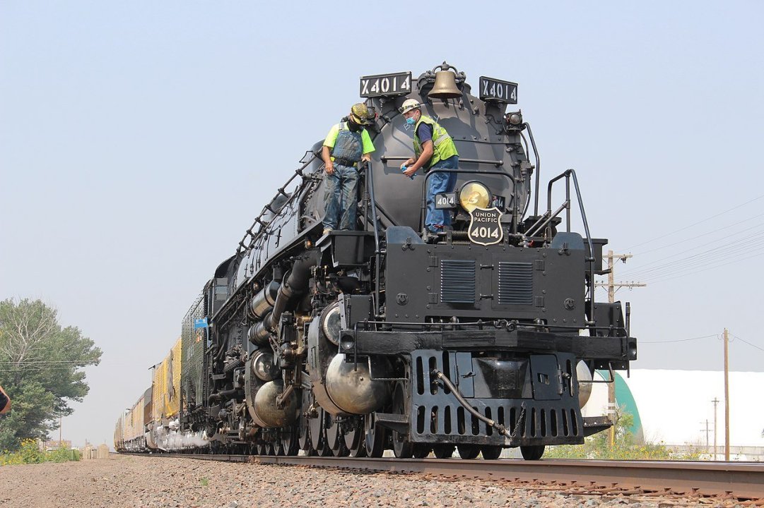 Bigboy_4014_making_a_whistle_stop_at_Kimball_Nebraska.thumb.jpg.da093172e8876390660ab7eaffee1901.jpg