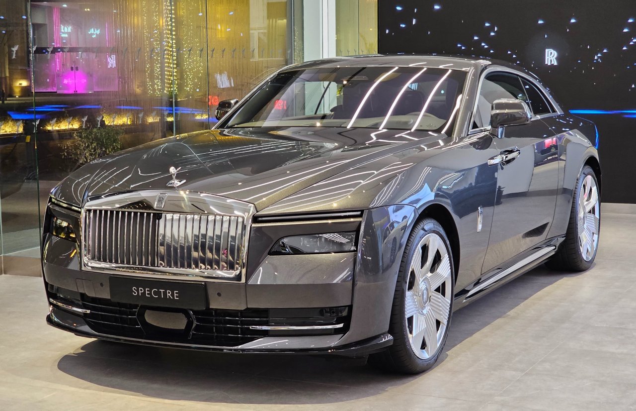 Rolls-Royce_Spectre_Anthracite_(9).thumb.jpg.7b98249d7bbf3095489c4795b5990342.jpg