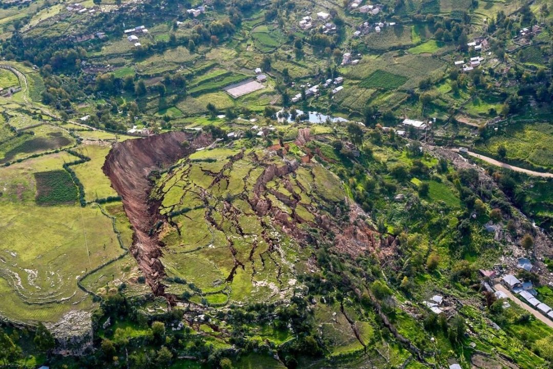 1200px-Landslide_in_Cusco_Peru_-_2018.thumb.jpg.091001e07367d0fcc141de2e829e1749.jpg