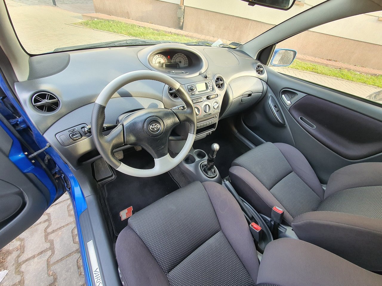 Toyota_Yaris_I_1.5_TS_interior.jpg