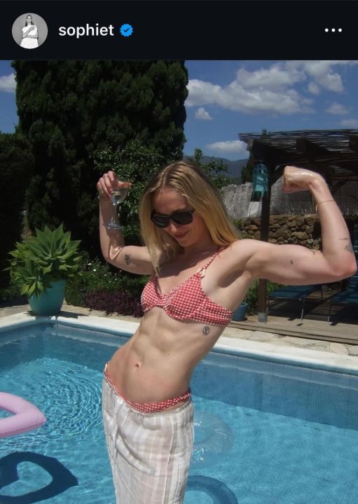 sophie-turner-in-new-instagram-post-v0-vak9dgou6t1f1.thumb.jpeg.62cf37898d21d3b00382872fe807d05b.jpeg